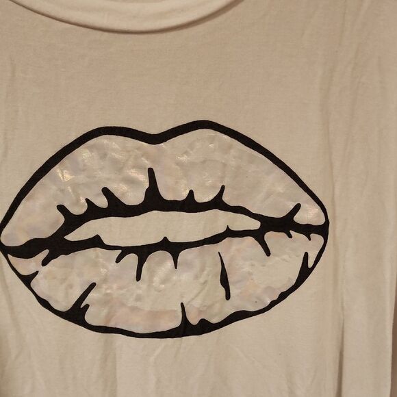Torrid White Lip Print Top with Silver Accents Size 3 EUC - Picture 4 of 4